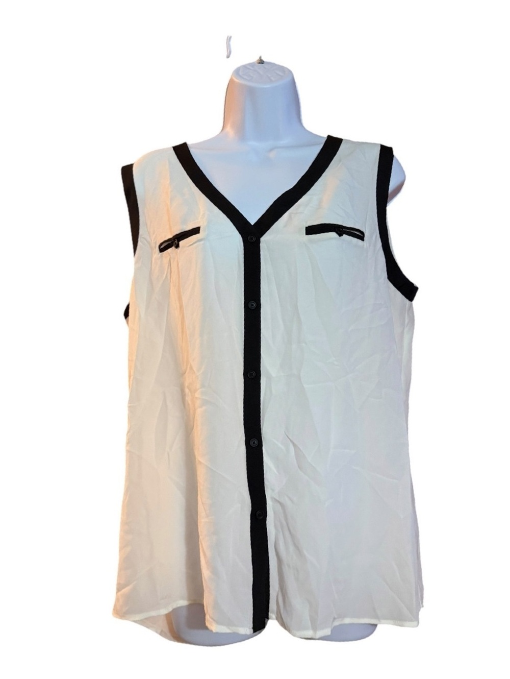 Chic Sleeveless Blouse with Black Trim